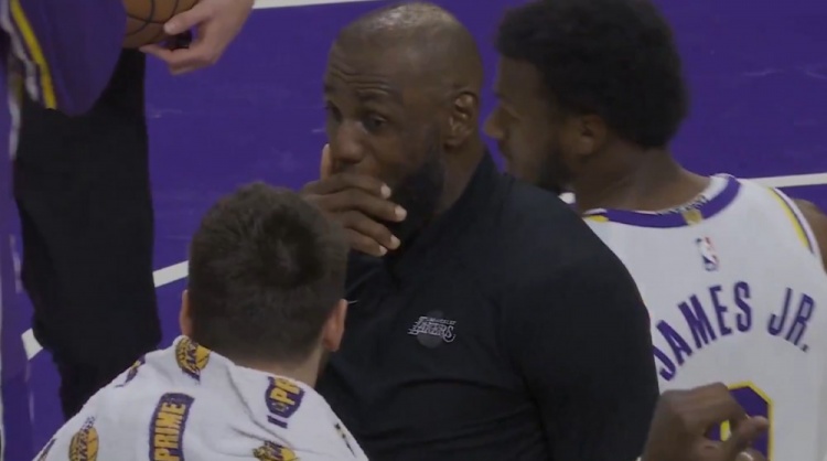 云开体育-打破不和传闻！老詹赛后主动和东契奇拥抱 两人满脸笑容亲密私语