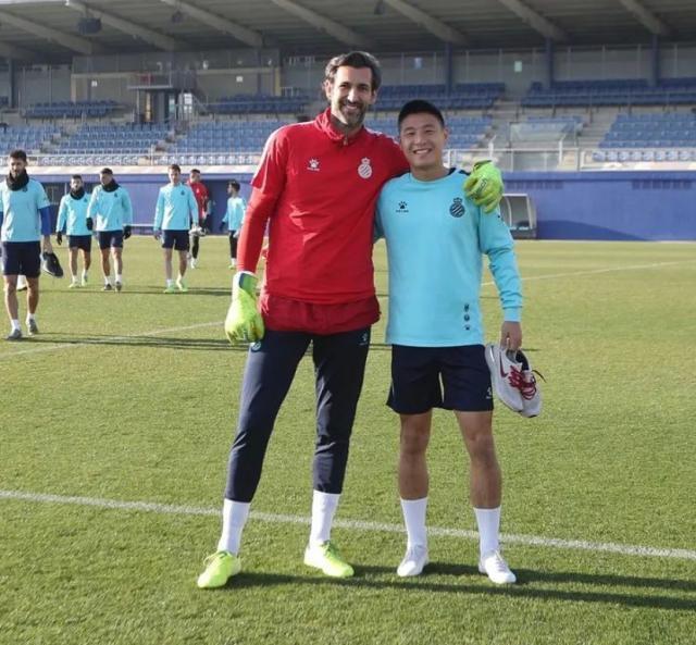 开云体育下载官网-武磊分享卢戈之行 当下要保持自身战斗力等待机会